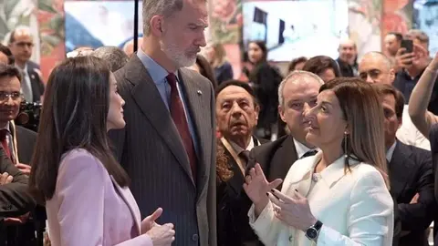 Los Reyes de Espa&ntilde;a junto a la presidenta de Cantabria, Mar&iacute;a Jos&eacute; S&aacute;enz de Buruaga, en el stand de la comunidad en FITUR | Foto: Gobierno