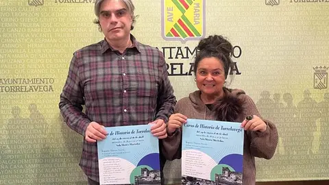 Marcos Pereda y Esther V&eacute;lez presentan el ciclo de conferencias | Foto: Radio Studio
