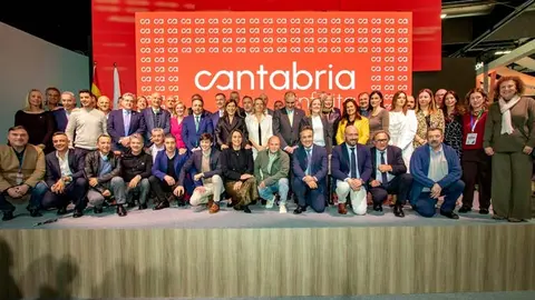 Foto de familia de alcaldes y alcaldesas en FITUR | Foto: Gobierno de Cantabria