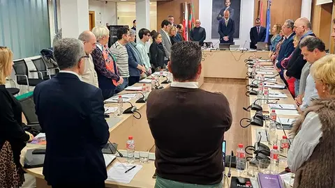 La Corporaci&oacute;n guard&oacute; al inicio del Pleno un minuto de silencio por la muerte del expol&iacute;tico Roberto Pe&oacute;n.