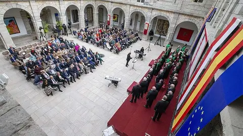 Vista general del acto institucional celebrado en el Parlamento de Cantabria, en el que la Coral de Torrelavega actu&oacute; y fue homenajeada por su centenario.