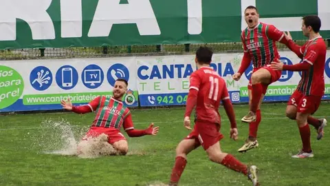 Los jugadores de la RS Gimn&aacute;stica celebran el tanto de Primo en El Astillero | Foto: RSGT