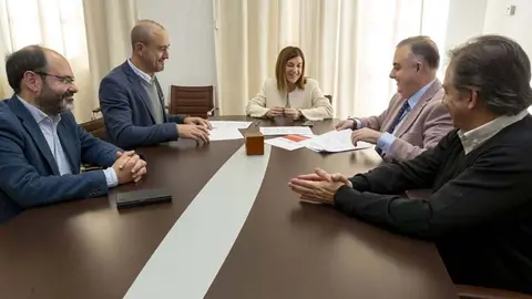 Gobierno de Cantabria y Ayuntamiento de Torrelavega sellan la firma del convenio en la sede del ejecutivo | Foto: Ayuntamiento