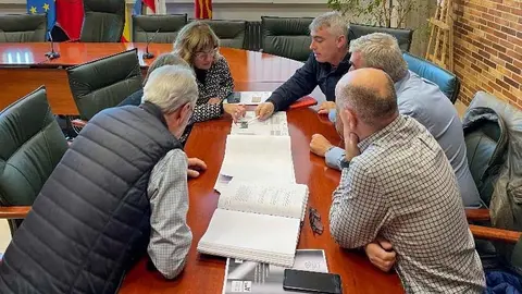 La alcaldesa de Polanco, Rosa D&iacute;az, y concejales repasan con los t&eacute;cnicos el proyecto de Prado Infante | Foto: Ayuntamiento
