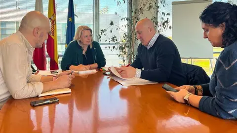 Reuni&oacute;n entre la consejera, Mar&iacute;a Jes&uacute;s Susinos, el alcalde, Agust&iacute;n Molleda, la primera teniente de alcalde, Lorena Cueto, y el director general de Montes y Biodiversidad, &Aacute;ngel Serdio | Foto: Gobierno