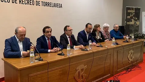 Imagen de archivo de 2020 de los alcaldes de Torrelavega, Carlos Monje Rodr&iacute;guez, Blanca Rosa G&oacute;mez Morante, Javier L&oacute;pez Marcano, Ildefonso Calder&oacute;n Ciriza, Lidia Ruiz Salm&oacute;n, Jos&eacute; Manuel Cruz Viadero y Javier Lopez Estrada; en un encuentro moderado por el entonces director de Radio Studio, Carlos Revuelta