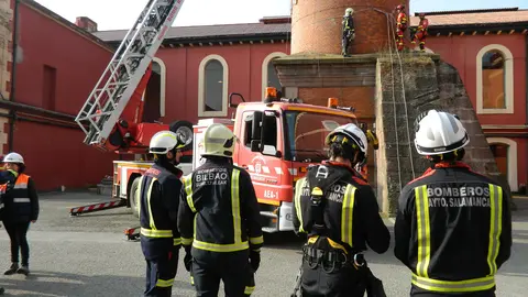 En abril de 2017, la UME y servicios de emergencias de toda Espa&ntilde;a participaron en unos simulacros en La Lechera que incluyeron trabajos en la chimenea.