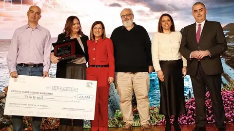 La presidentade Cantabria, Mar&iacute;a Jos&eacute; S&aacute;enz de Buruaga, entrega, a t&iacute;tulo p&oacute;stumo, el Premio Mare Medio Ambiente a Jes&uacute;s Mojas Mauri | Foto: Gobierno
