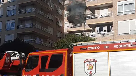 Una dotaci&oacute;n del equipo de Bomberos de Torrelavega trabajando en la extinci&oacute;n del incendio | Foto: Radio Studio
