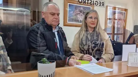 El concejal del PRC V&iacute;ctor Manuel Reinoso y la edil del PSOE Mar&iacute;a Jes&uacute;s Garc&iacute;a registran en el Ayuntamiento la moci&oacute;n de censura | Foto: PRC