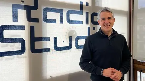 Pablo Zuloaga en los micr&oacute;fonos de Radio Studio