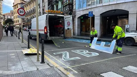 Operarios pintando la delimitaci&oacute;n de la Zona de Bajas Emisiones (ZBE) en Torrelavega | Foto: Radio Studio