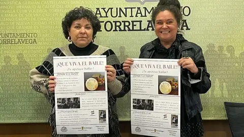 La concejal de Cultura, Esther V&eacute;lez, acompa&ntilde;ada por Conchi Garc&iacute;a del Grupo de Danzas Santa Justa de Ubiarco, han presentado este proyecto | Foto: Radio Studio