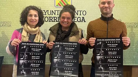 La concejala de Cultura, Esther V&eacute;lez, ha presentado este viernes el ciclo junto con Nuria B&aacute;ez y Adri&aacute;n Fern&aacute;ndez, de la Escuela de M&uacute;sica de Torrelavega | Foto: Radio Studio