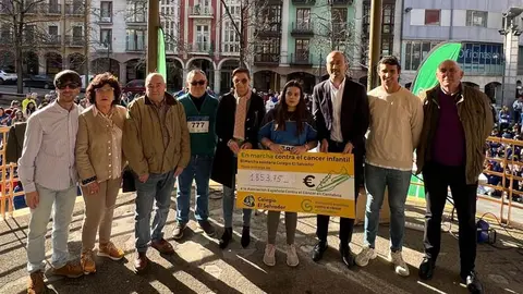 Foto de familia de la entrega de la recaudaci&oacute;n en la III Marcha Solidaria del colegio El Salvador | Foto: Colegio