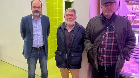 El concejal de Obras, Jos&eacute; Luis Urraca, acompa&ntilde;ado por representantes de la Asociaci&oacute;n de Ostomizados de Cantabria, Juan Bezos e Ignacio Escobedo, han visitado la Plaza de Abastos | Foto: Radio Studio