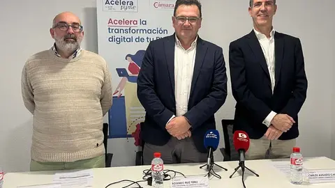 Presentaci&oacute;n oficial del ciclo con Carlos Augusto Carrasco, presidente de la C&aacute;mara de Comercio de Torrelavega; Rosendo Ruiz, director general de Comercio del Gobierno de Cantabria y Agust&iacute;n Guardo, director de la Oficina Acelera Pyme | Foto: Radio Studio