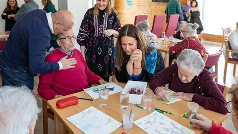 La consejera de Inclusi&oacute;n Social, Juventud, Familias e Igualdad, Bego&ntilde;a G&oacute;mez del R&iacute;o, ha visitado a los mayores en el Centro de D&iacute;a Jardines de la Vega de Cartes | Foto: Gobierno
