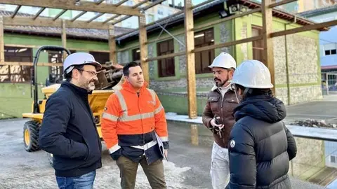El concejal de Obras, Jos&eacute; Luis Urraca, visita la actuaci&oacute;n junto a los t&eacute;cnicos | Foto: PSOE Torrelavega