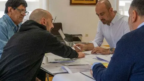 Reuni&oacute;n entre Ayuntamiento y Asociaci&oacute;n de Vecinos de Tanos para paralizar el cambio de nombre en las calles y barrios que provoc&oacute; malestar entre los vecinos | Foto: Ayuntamiento de Torrelavega