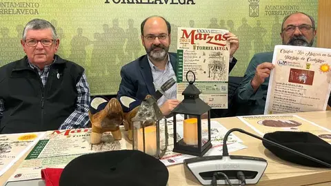 El primer teniente de alcalde, Jos&eacute; Luis Urraca, acompa&ntilde;ado por los integrantes de la Ronda Marcera: Jos&eacute; Ram&oacute;n Garc&iacute;a y Manuel Calleja, ha presentado la XXXVI edici&oacute;n de Las Marzas | Foto: Radio Studio