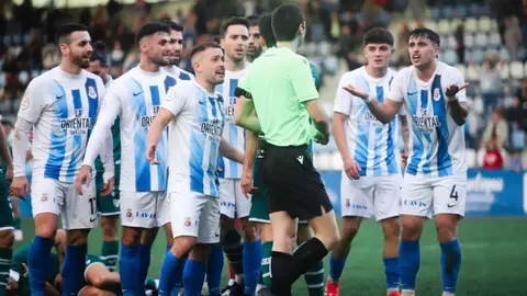 Los jugadores de la RS Gimn&aacute;stica no entienden una decisi&oacute;n arbitral | Foto: N&eacute;stor Revuelta