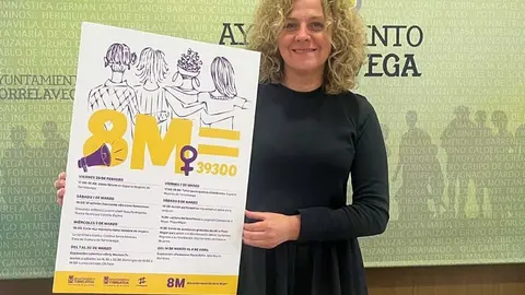 La concejala de Igualdad, Patricia Portilla, sostiene el cartel de los actos del 8M de 2025 | Foto: Radio Studio
