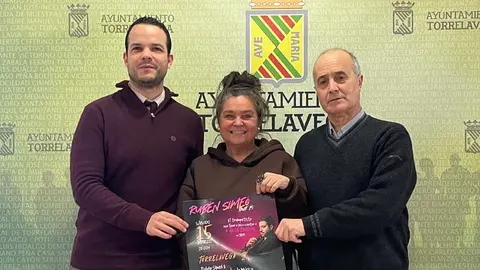 La concejal de Cultura, Esther V&eacute;lez, acompa&ntilde;ada por los directores de las Bandas Municipales de M&uacute;sica de Torrelavega y Suances: Alfonso D&iacute;az y Daniel Santos, ha presentado el concierto | Foto: Radio Studio