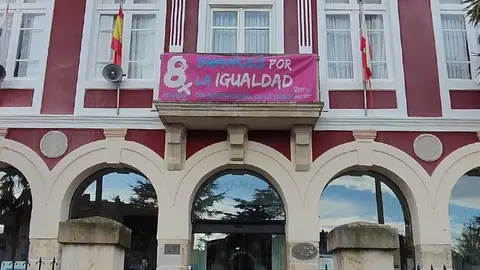 Imagen de archivo del ayuntamiento de Suances con la pancarta conmemorativa del 8M | Foto: Ayuntamiento
