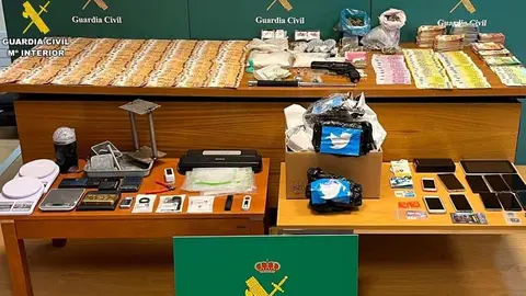 Dinero, sustancias y material incautado a un grupo que distribu&iacute;a coca&iacute;na en Cantabria, Burgos y Palencia | Foto: Guardia Civil