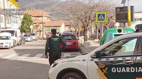 Patrulla en Los Corrales de Buelna | Foto: Guardia Civil