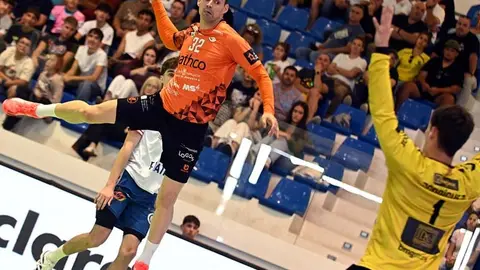 &Aacute;ngel Fern&aacute;ndez en el duelo entre BM Torrelavega y Granollers en la pasada Copa ASOBAL | Foto: JL Recio