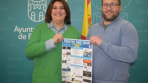 La concejala de Festejos, Gloria B&aacute;rcena y el alcalde ped&aacute;neo de la localidad, C&eacute;sar Blanco, han presentado el programa | Foto: Ayuntamiento de Pi&eacute;lagos