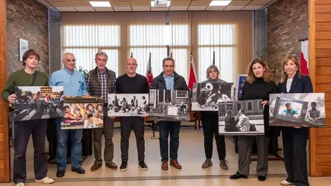 La alcaldesa de Polanco, Rosa D&iacute;az, y la concejal de Cultura, Alicia Mart&iacute;nez Bustillo, con los ganadores de las distintas categor&iacute;as del concurso de fotograf&iacute;a | Foto:  Ayuntamiento