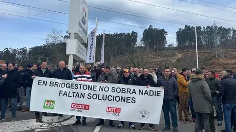 Imagen de la concentraci&oacute;n de la plantilla de Bridgestone frente a la planta de Puente San Miguel el pasado 18 de marzo | Foto: Radio Studio
