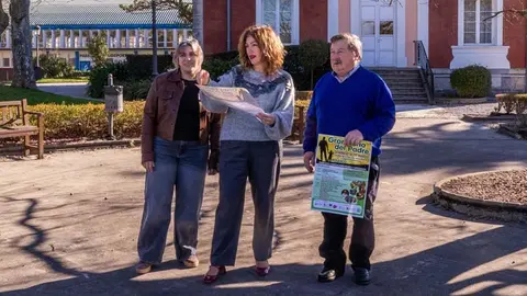 La alcaldesa de Polanco, Rosa D&iacute;az, y los concejales Alicia Mart&iacute;nez y Fernando Sa&ntilde;udo repasan la ubicaci&oacute;n de los puestos de agroalimentaci&oacute;n que se instalar&aacute;n en la Gran Feria del Padre | Foto: Ayuntamiento