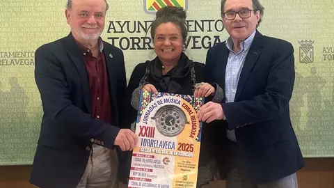 La concejala de Cultura, Esther V&eacute;lez, junto con Jos&eacute; Nicasio Guti&eacute;rrez, presidente de la Sociedad Coral de Torrelavega, y Manuel Egusquiza, director de la misma; han presentado el programa de actividades | Foto: Radio Studio