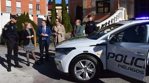 El alcalde del municipio, Carlos Caram&eacute;s, acompa&ntilde;ado por la consejera de Presidencia y Seguridad, Isabel Urrutia, ha presentado el autom&oacute;vil, que ha supuesto una inversi&oacute;n de 58.000 euros por parte del Consistorio, subvencionada con 20.000 euros desde el Gobierno de Cantabria | Foto: Ayuntamiento