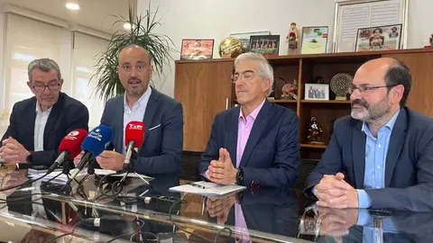 El alcalde de Torrelavega, Javier L&oacute;pez Estrada, y el gerente de la empresa SIEC, Juan de Miguel, han firmado el contrato para la ejecuci&oacute;n de la segunda fase de La Lechera, junto con los concejales Jos&eacute; Luis Urraca y Pedro P&eacute;rez Noriega | Foto: Radio Studio