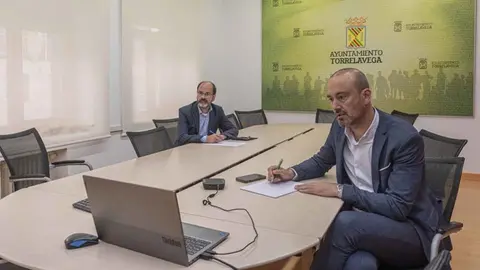 Reuni&oacute;n telem&aacute;tica de la Comisi&oacute;n de Seguimiento de la Integraci&oacute;n Ferroviaria de Torrelavega en la que han participado el alcalde, Javier L&oacute;pez Estrada; el primer teniente de alcalde, Jos&eacute; Luis Urraca; el consejero de Fomento del Gobierno de Cantabria, Roberto Media; y representantes del Ministerio de Transportes, Movilidad Sostenible y Agenda Urbana, y de ADIF | Foto: Ayuntamiento