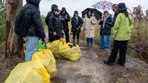 La alcaldesa de Polanco y los voluntarios durante los trabajos de limpieza de la basuraleza | Foto: Ayuntamiento