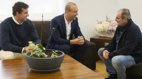 El alcalde, Javier L&oacute;pez Estrada, y el concejal de Deportes, Nacho Gonz&aacute;lez, reciben a Jos&eacute; Antonio Polidura Cillero &lsquo;Poli&rsquo; | Foto: Ayuntamiento