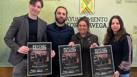 La concejala de Cultura de Torrelavega, Esther V&eacute;lez, junto con los miembros del grupo han presentado el concierto | Foto: Radio Studio