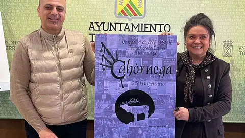 La concejal de Cultura, Esther V&eacute;lez, acompa&ntilde;ada por Bruno Pasanisi, ha presentado el concierto 25 aniversario de &lsquo;Cah&oacute;rnega&rsquo; | Foto: Radio Studio