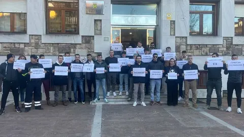 Los miembros de la Polic&iacute;a Local se han concentrado frente al edificio municipal de la plaza Baldomero Iglesias | Foto: Radio Studio