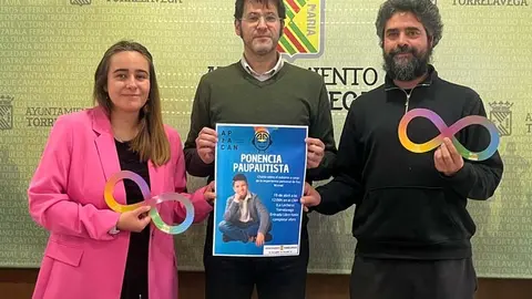 Alberto Vali&ntilde;as y Elena Canales, de APTACAN, acompa&ntilde;ados por el concejal de Torrelavega, Alberto Rubio | Foto: Radio Studio