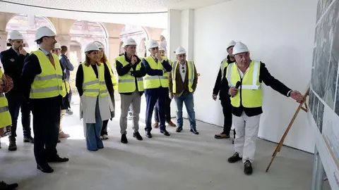 La presidenta de Cantabria, Mar&iacute;a Jos&eacute; S&aacute;enz de Buruaga, ha visitado las obras del Palacio Jaime del Amo de Suances | Foto: Gobierno