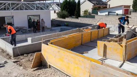La alcaldesa de Polanco y el concejal de Obras, Avelino Rodr&iacute;guez, visitando las obras del centro de mayores que est&aacute;n en su fase final | Foto: Ayuntamiento