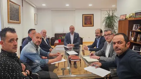 Reuni&oacute;n entre el Ayuntamiento de Torrelavega y el Comit&eacute; de Empresa de Bridgestone | Foto: Ayuntamiento