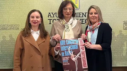 La concejal de Turismo, Cristina Garc&iacute;a Vi&ntilde;as, acompa&ntilde;ada por la presidenta de la Asociaci&oacute;n Cultural Amigos de Danza, Ana Barca, y por la vicepresidenta, Pilar Pacheco, ha presentado el concurso | Foto: Radio Studio